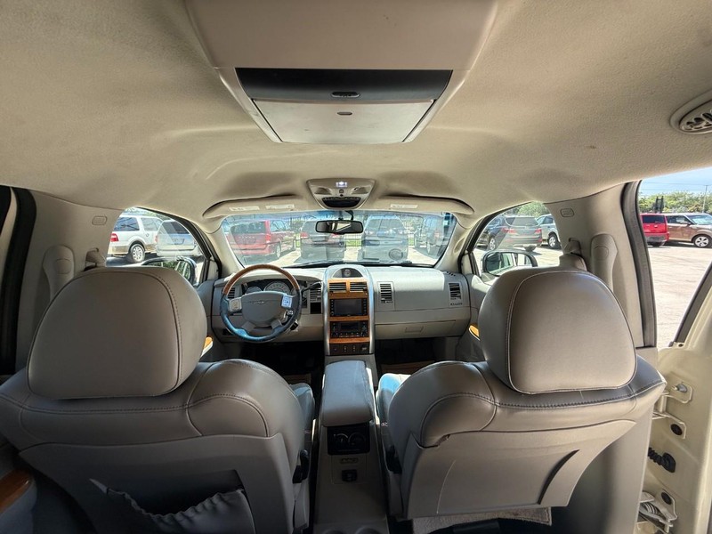 Chrysler Aspen Vehicle Image 13