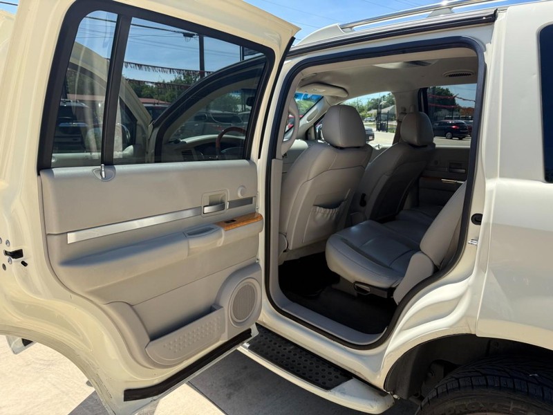 Chrysler Aspen Vehicle Image 14