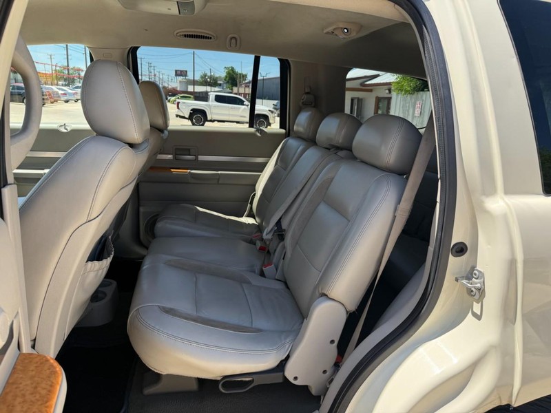 Chrysler Aspen Vehicle Image 15