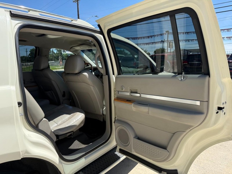 Chrysler Aspen Vehicle Image 16