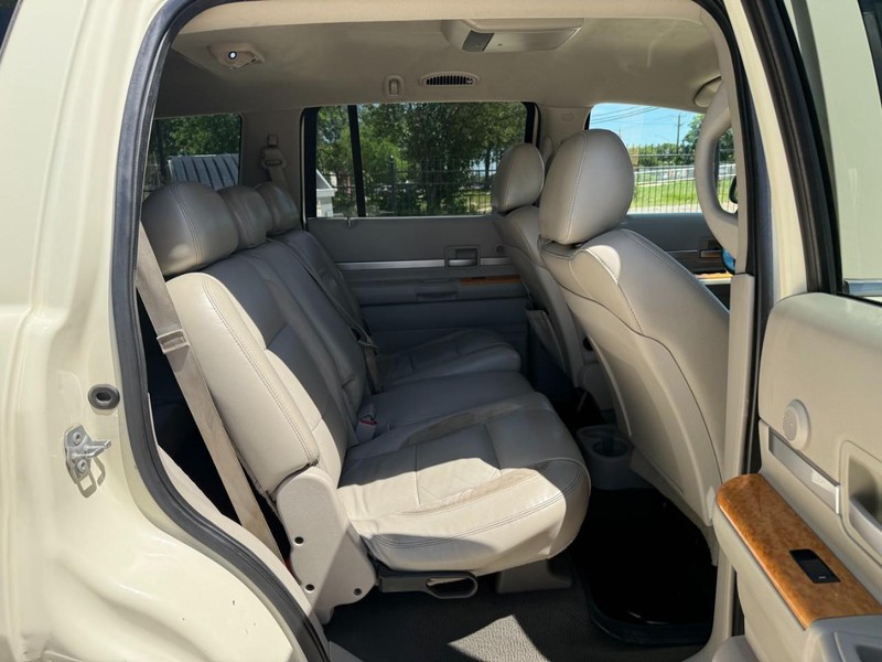 Chrysler Aspen Vehicle Image 17