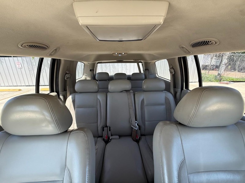 Chrysler Aspen Vehicle Image 18