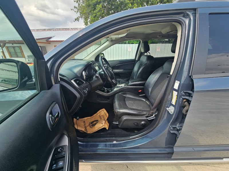 Dodge Journey Vehicle Full-screen Gallery Image 09