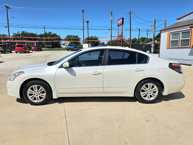 Nissan Altima Vehicle Image 02