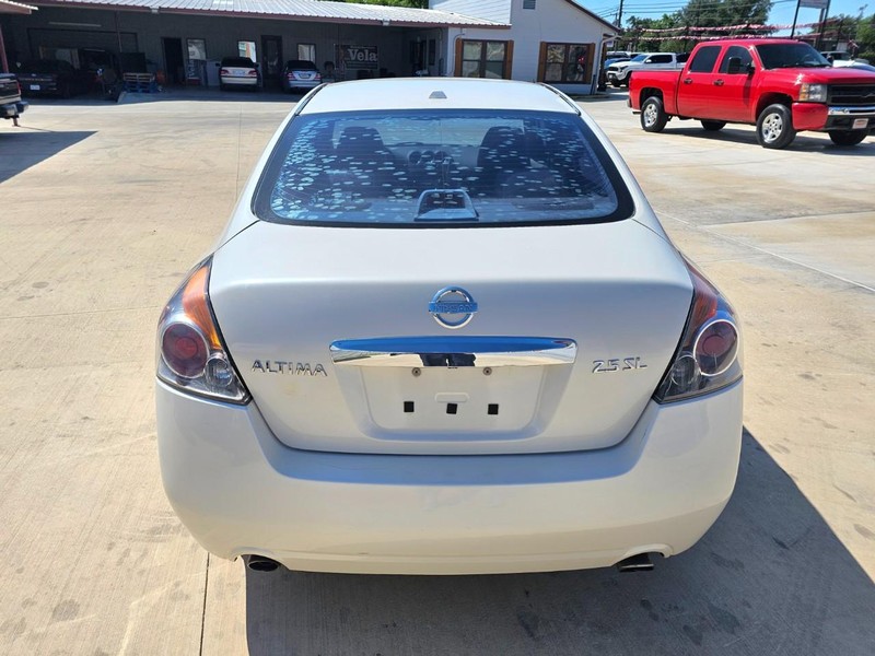 Nissan Altima Vehicle Image 04