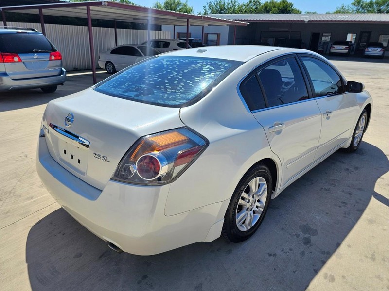 Nissan Altima Vehicle Image 05