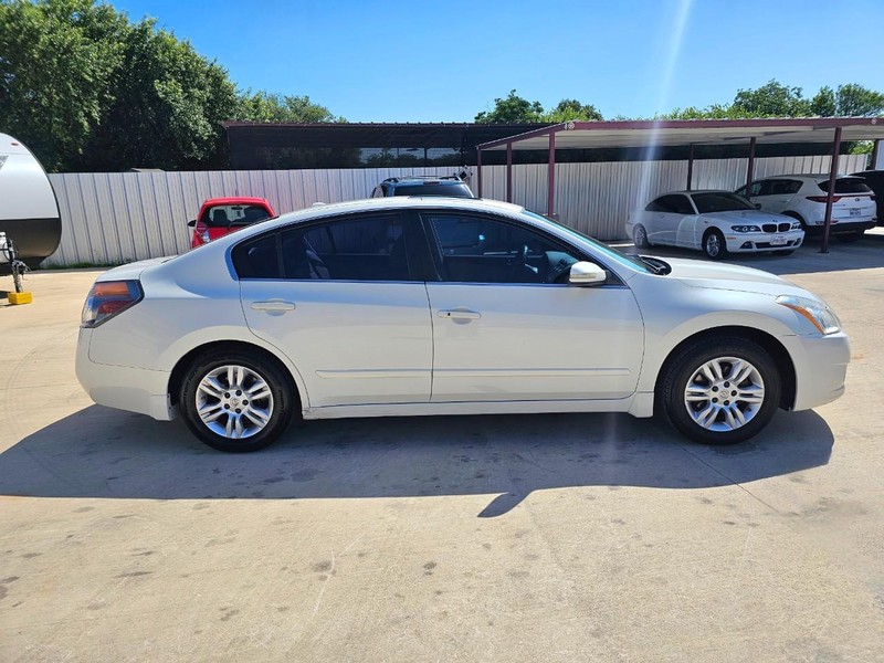 Nissan Altima Vehicle Image 06