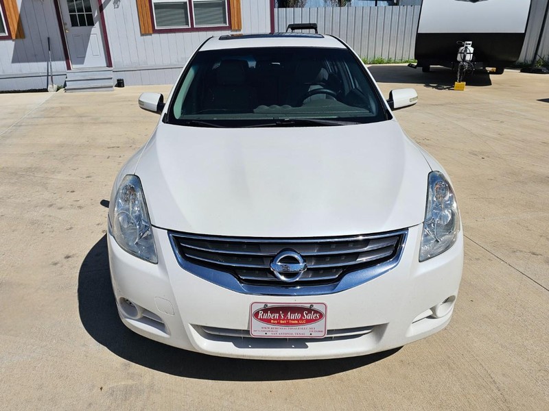 Nissan Altima Vehicle Image 08