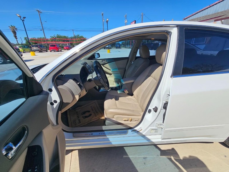 Nissan Altima Vehicle Image 09