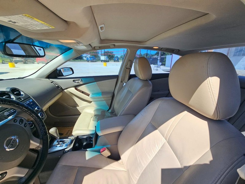 Nissan Altima Vehicle Image 10