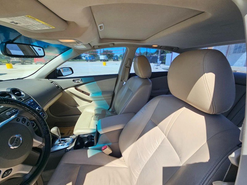 Nissan Altima Vehicle Image 11
