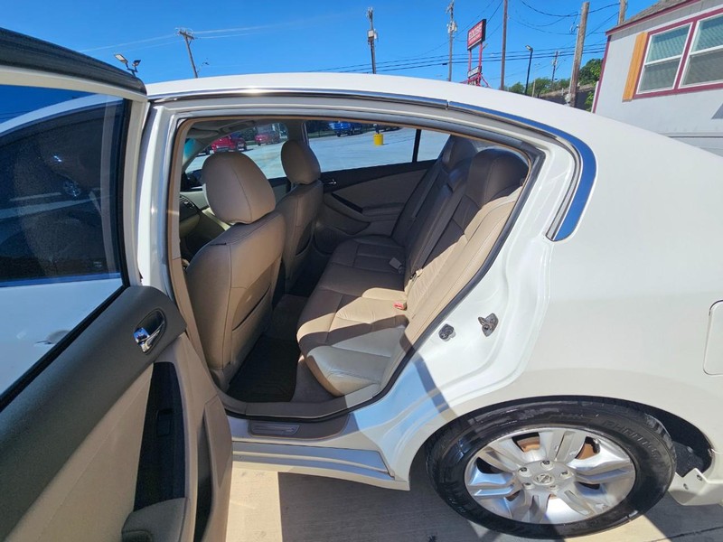 Nissan Altima Vehicle Image 12