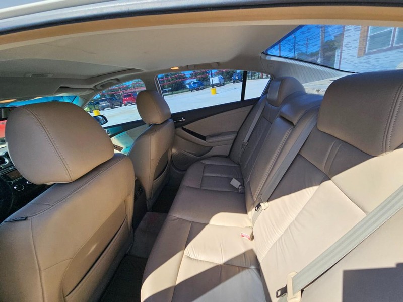 Nissan Altima Vehicle Image 13