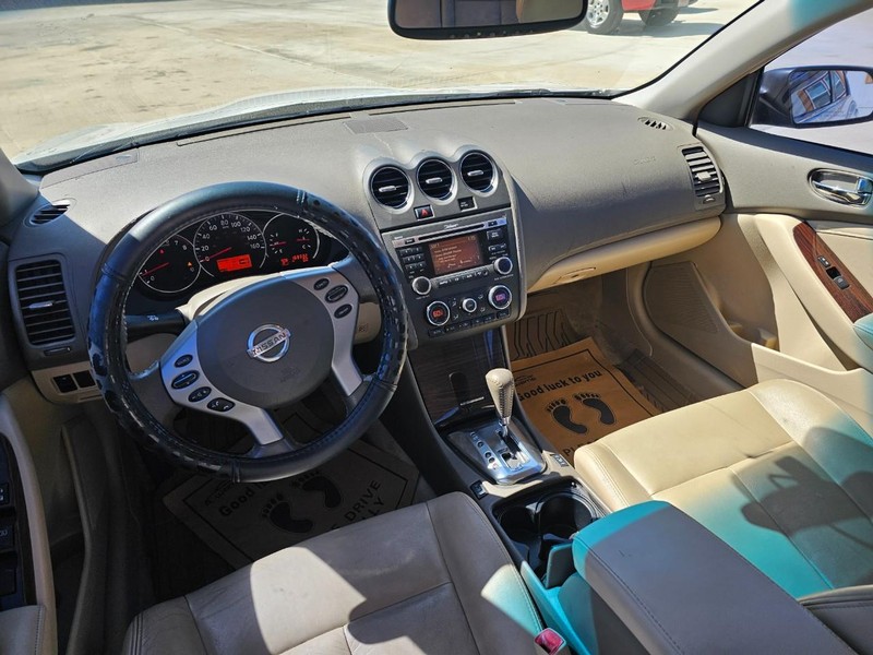Nissan Altima Vehicle Image 15