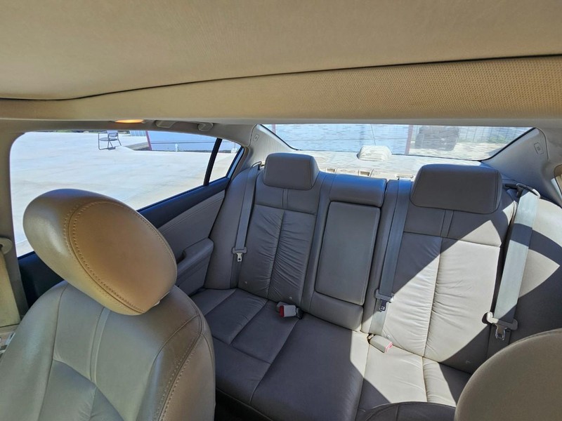 Nissan Altima Vehicle Image 16