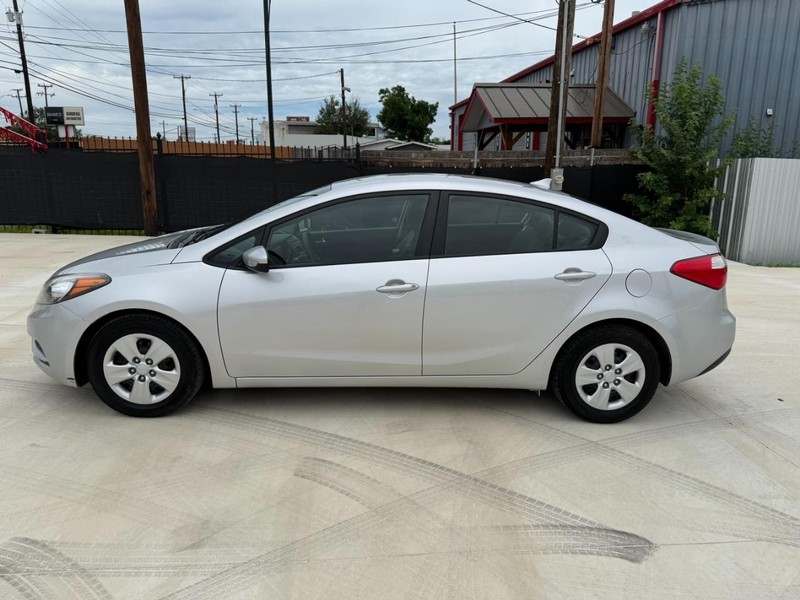 Kia Forte Vehicle Image 02