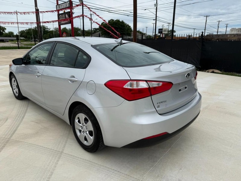Kia Forte Vehicle Image 03