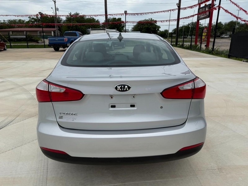 Kia Forte Vehicle Image 04
