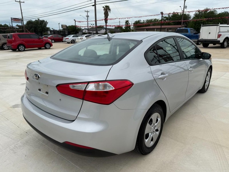 Kia Forte Vehicle Image 05