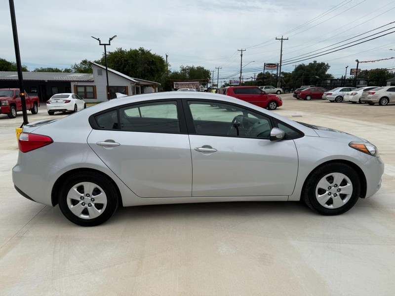 Kia Forte Vehicle Image 06
