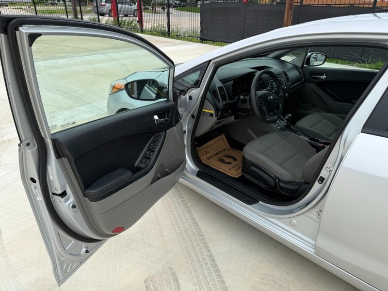 Kia Forte Vehicle Image 09