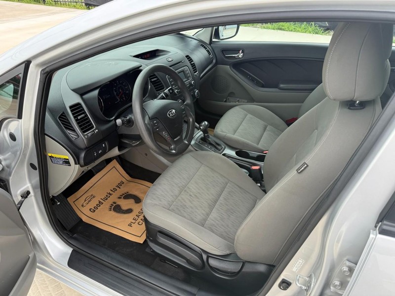 Kia Forte Vehicle Image 10
