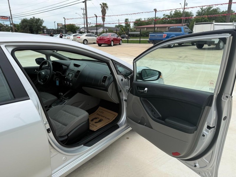 Kia Forte Vehicle Image 11