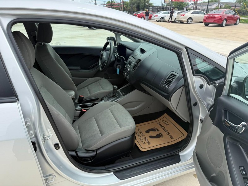 Kia Forte Vehicle Image 12
