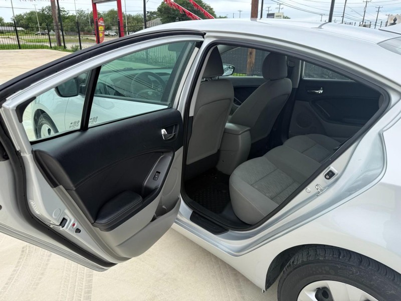 Kia Forte Vehicle Image 13