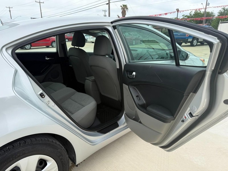 Kia Forte Vehicle Image 15