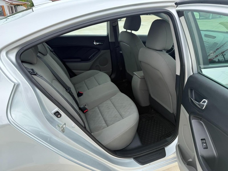 Kia Forte Vehicle Image 16