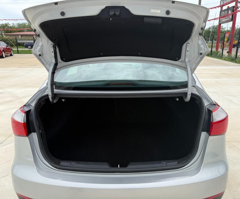 Kia Forte Vehicle Image 18
