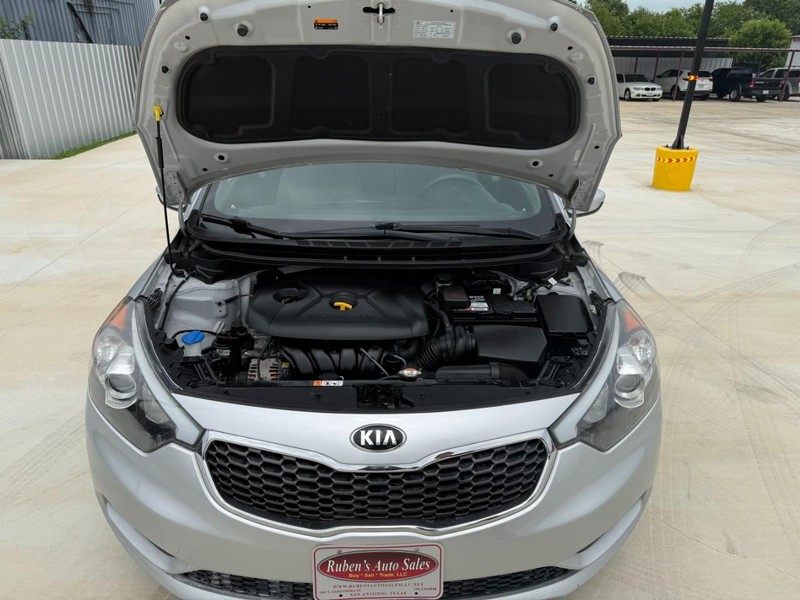 Kia Forte Vehicle Image 19
