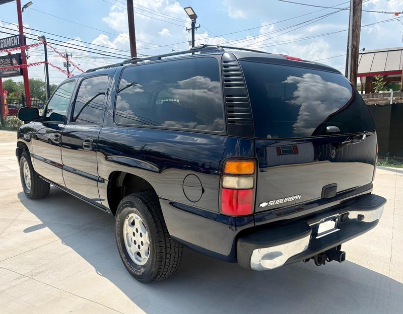 Chevrolet Suburban Vehicle Image 03