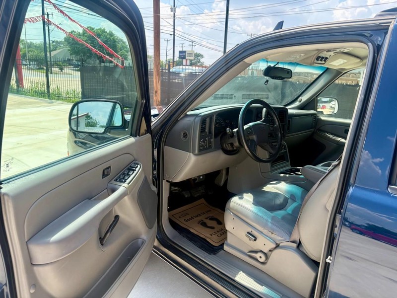 Chevrolet Suburban Vehicle Image 09