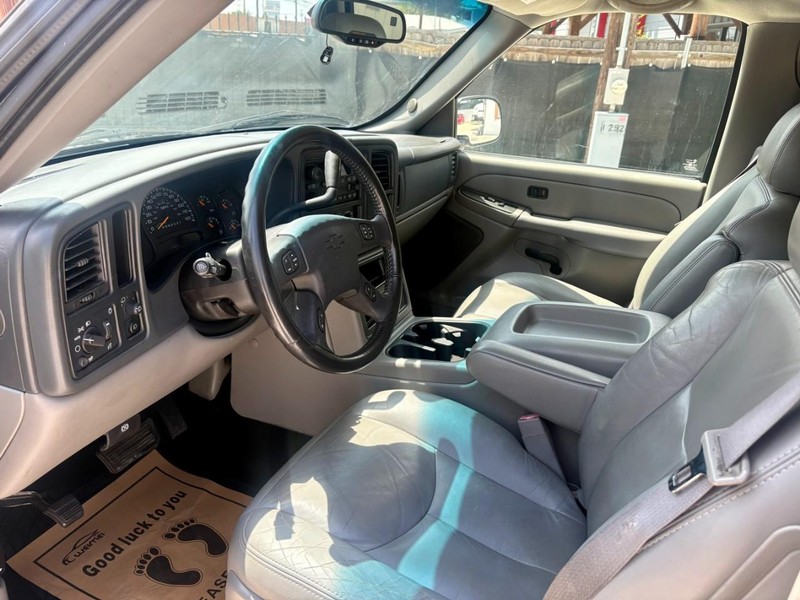 Chevrolet Suburban Vehicle Image 10
