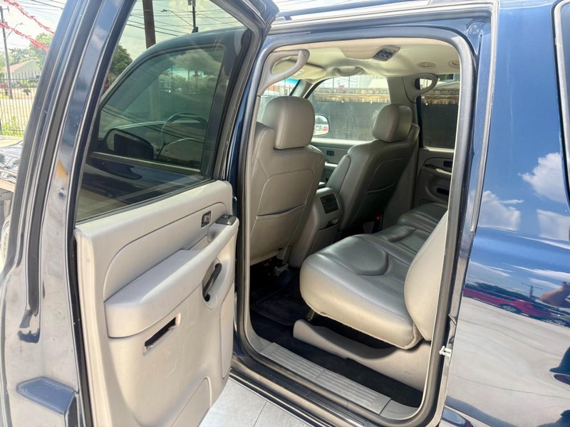 Chevrolet Suburban Vehicle Image 11