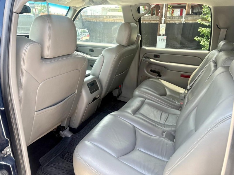 Chevrolet Suburban Vehicle Image 12