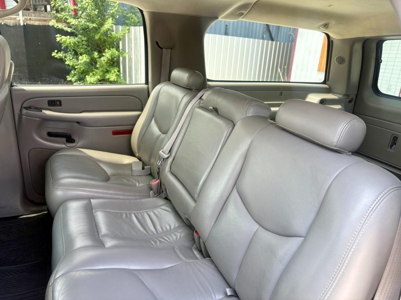 Chevrolet Suburban Vehicle Image 13