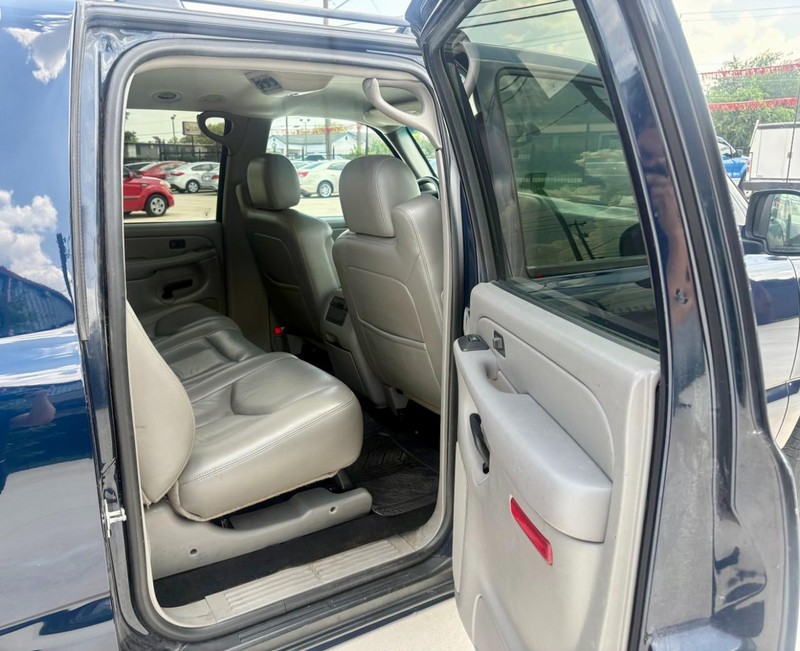 Chevrolet Suburban Vehicle Image 14