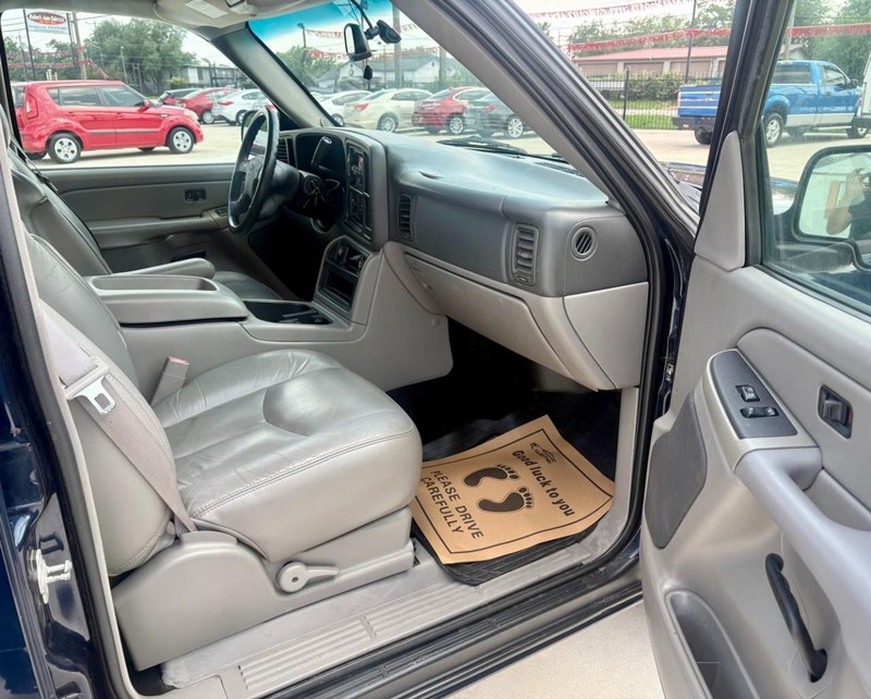 Chevrolet Suburban Vehicle Image 15