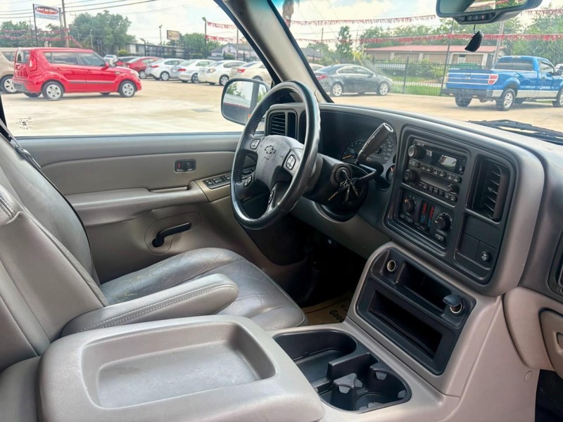 Chevrolet Suburban Vehicle Image 16
