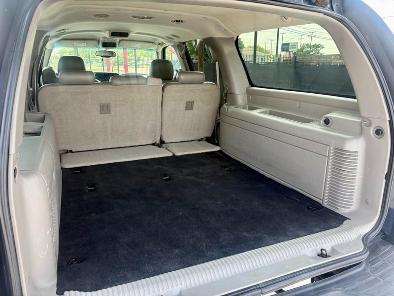Chevrolet Suburban Vehicle Image 17