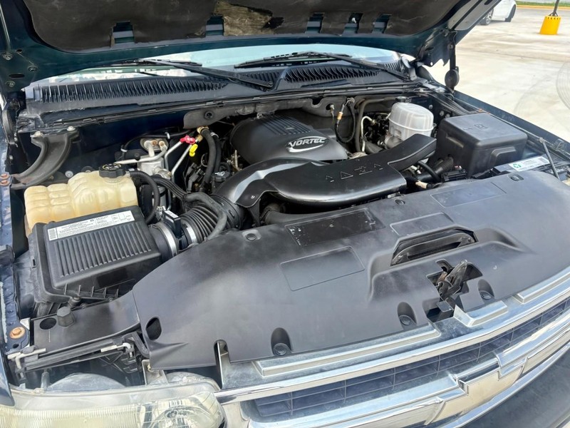 Chevrolet Suburban Vehicle Image 19