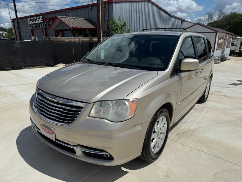 2013 Chrysler Town & Country Touring's photo