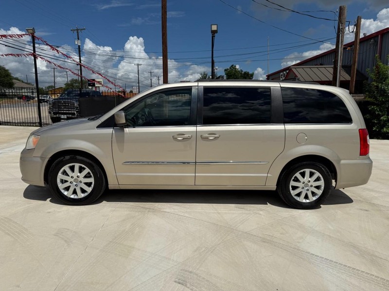 Chrysler Town & Country Vehicle Image 02