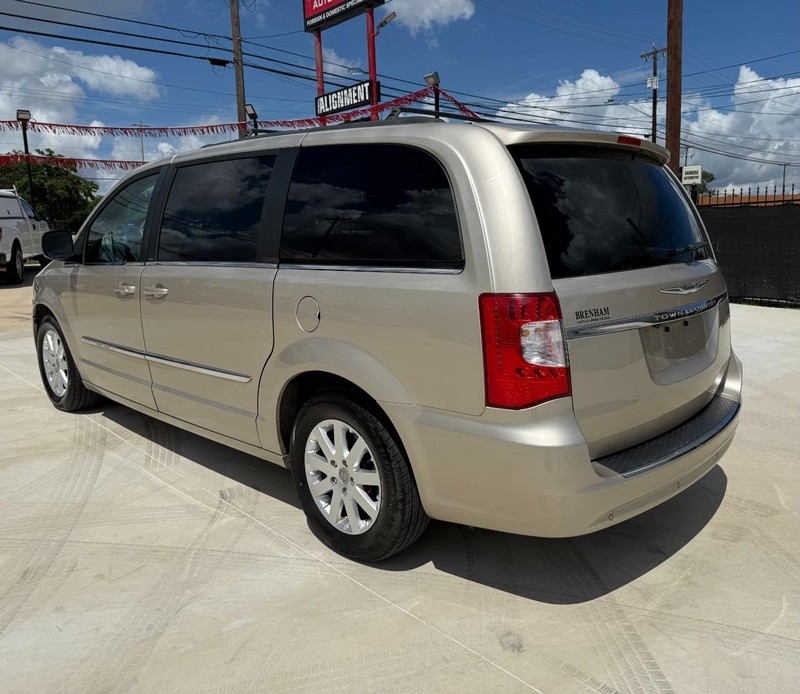 Chrysler Town & Country Vehicle Image 03