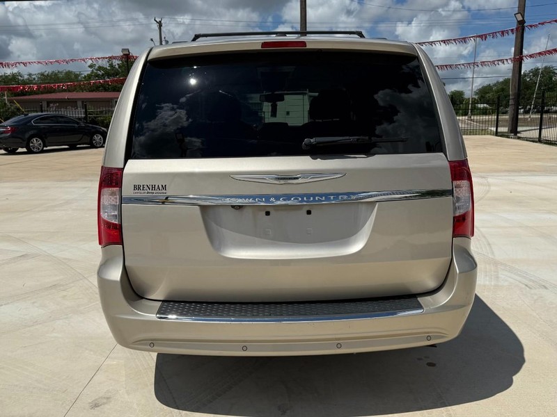 Chrysler Town & Country Vehicle Image 04