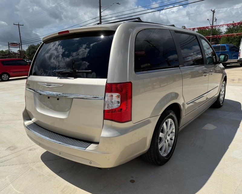 Chrysler Town & Country Vehicle Image 05