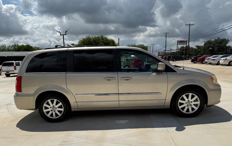 Chrysler Town & Country Vehicle Image 06